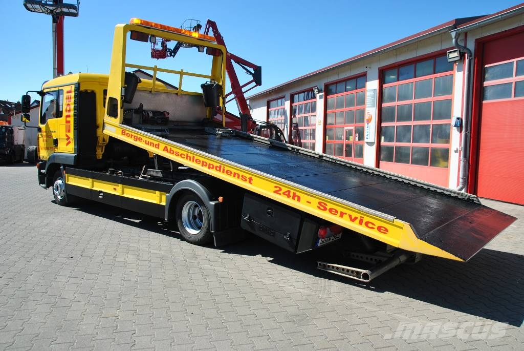 MAN TGL 12.210 Truck mounted cranes
