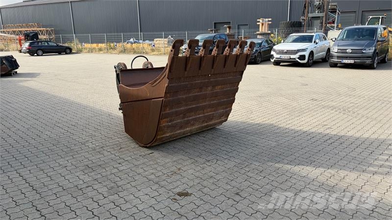- - - 170 cm Massiv og kraftig hydraulisk kipbar g Lopaty