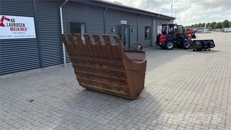 - - - 170 cm Massiv og kraftig hydraulisk kipbar g Lopaty