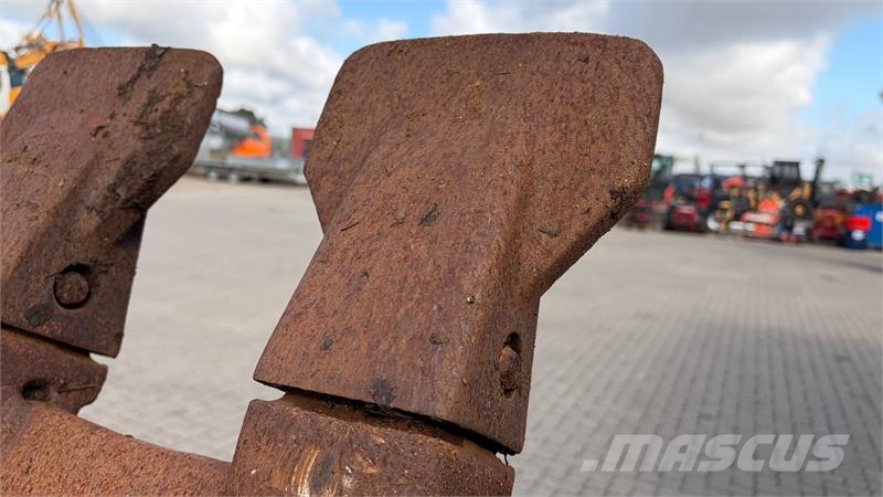 - - - 170 cm Massiv og kraftig hydraulisk kipbar g Lopaty