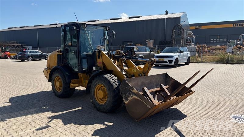 CAT 906M med Skovl og pallegafler, L30 fæste Læssemaskiner på hjul