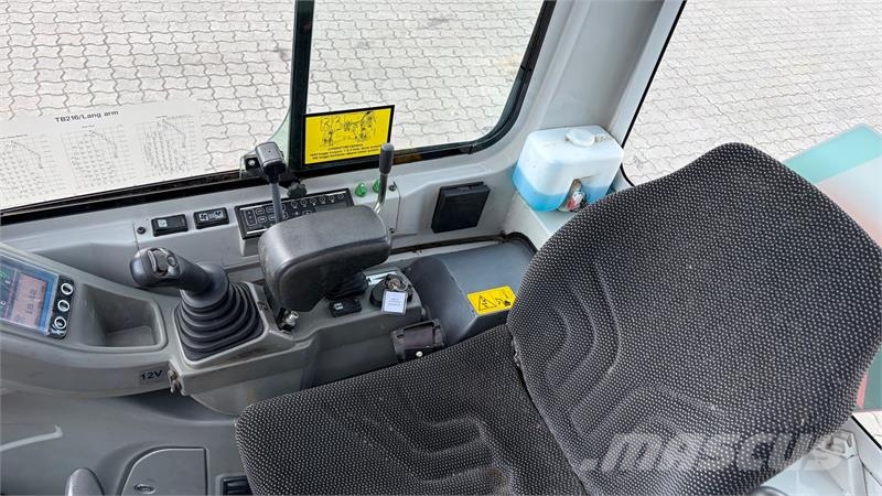 Takeuchi TB216 m/2 graveskovle og kipplaner skovl Minigravemaskiner