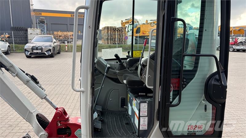 Takeuchi TB216 m/2 graveskovle og kipplaner skovl Minigravemaskiner