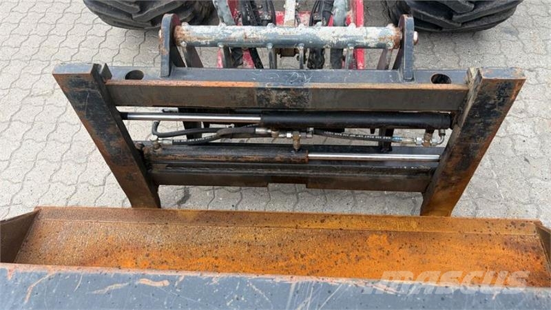 Weidemann 3080 med skovl og gafler Miniladers