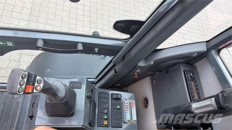 Weidemann 3080 med skovl og gafler Miniladers