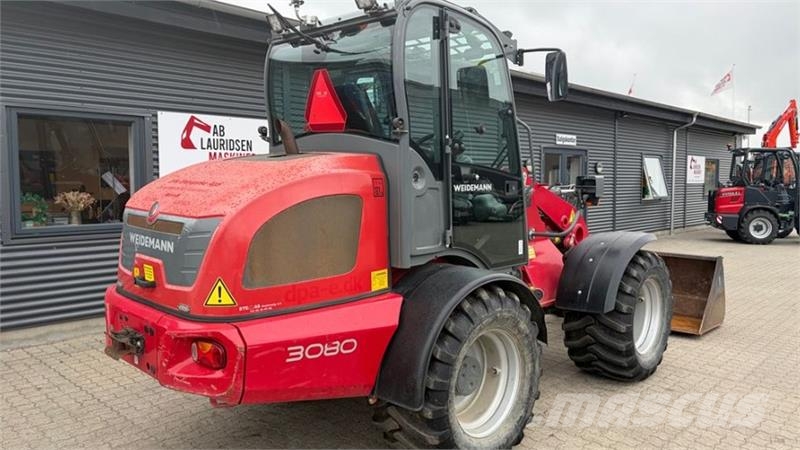 Weidemann 3080 med skovl og gafler Miniladers