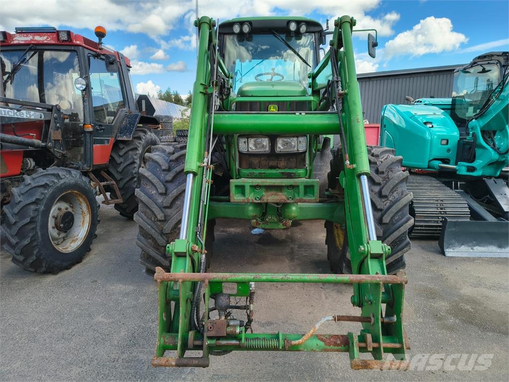 John Deere 6920S ETUKUORMAAJALLA Traktorer