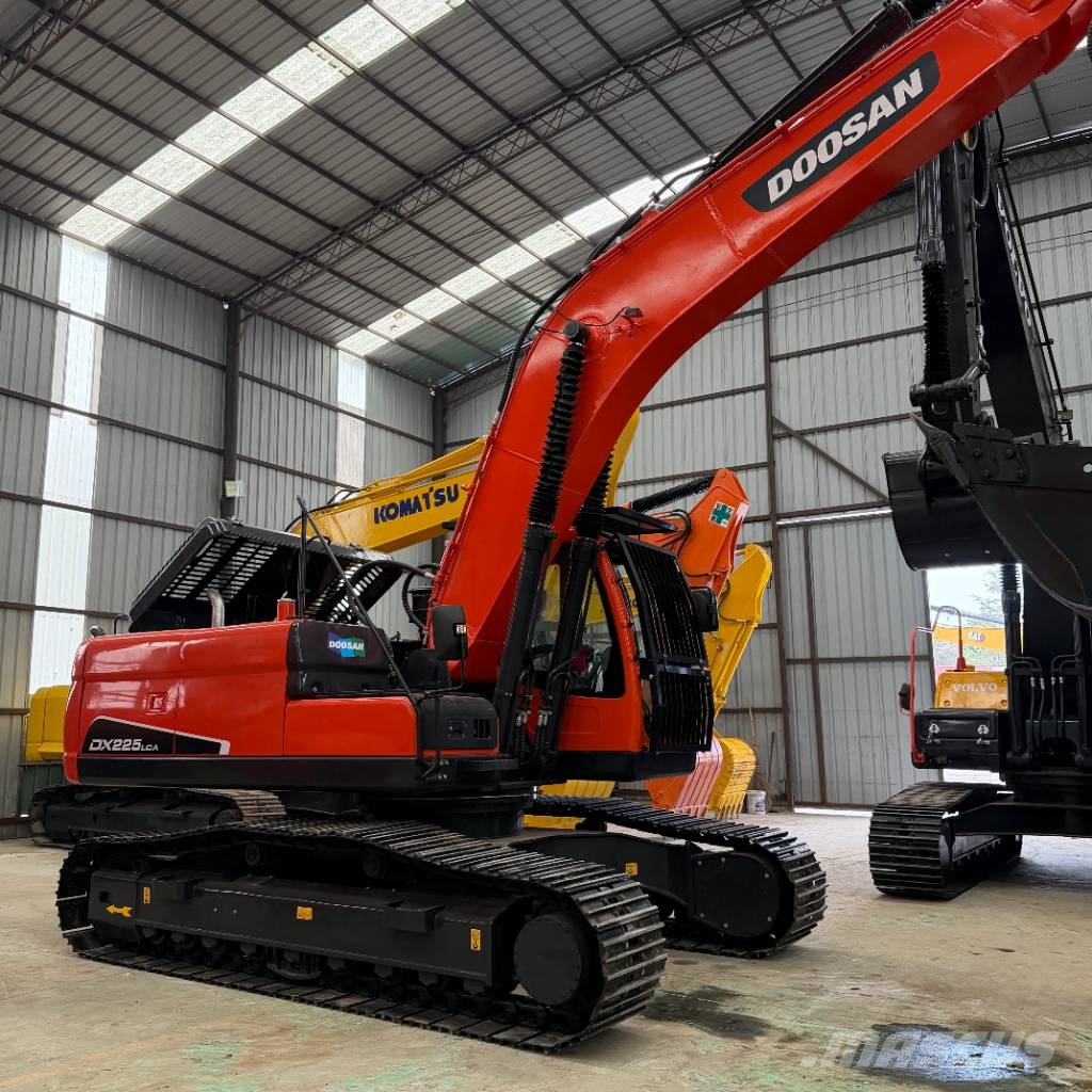 Doosan DX 225 대형 굴삭기 29톤 이상