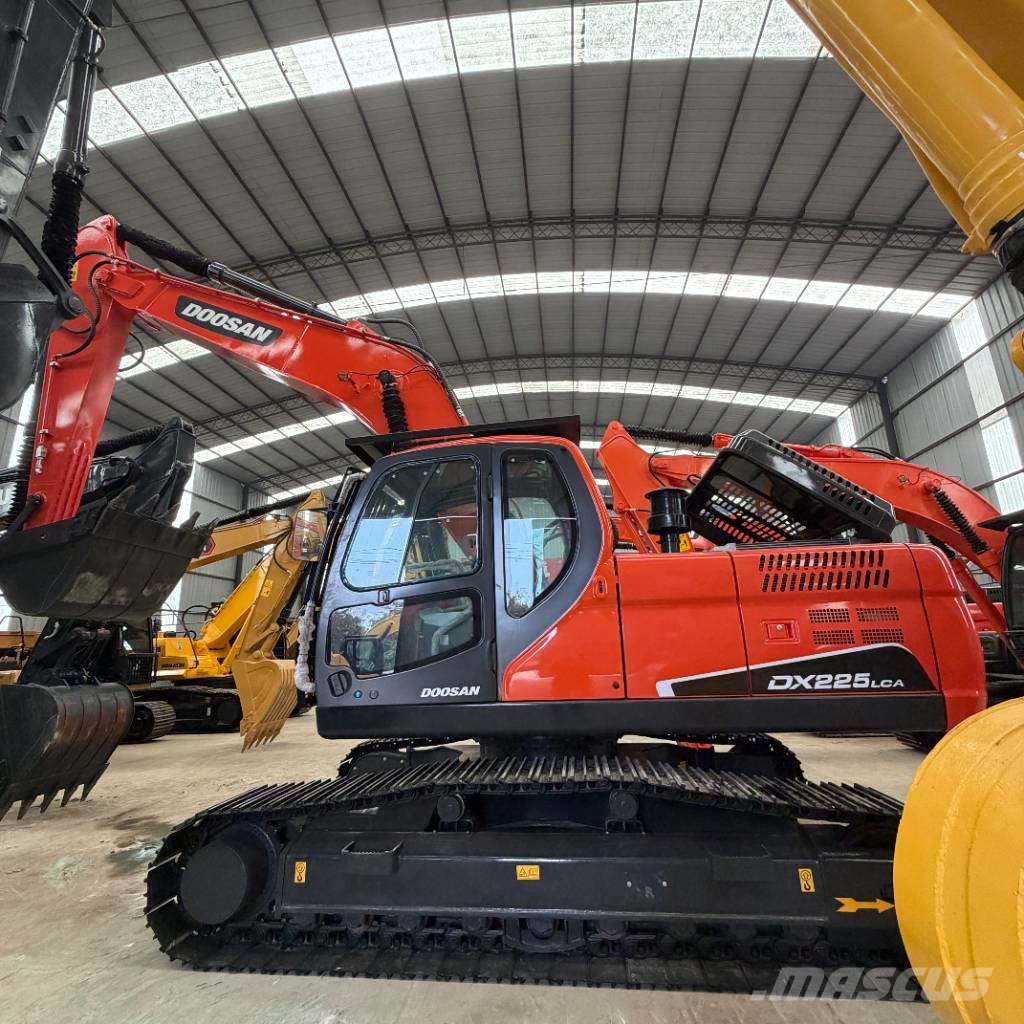 Doosan DX 225 대형 굴삭기 29톤 이상
