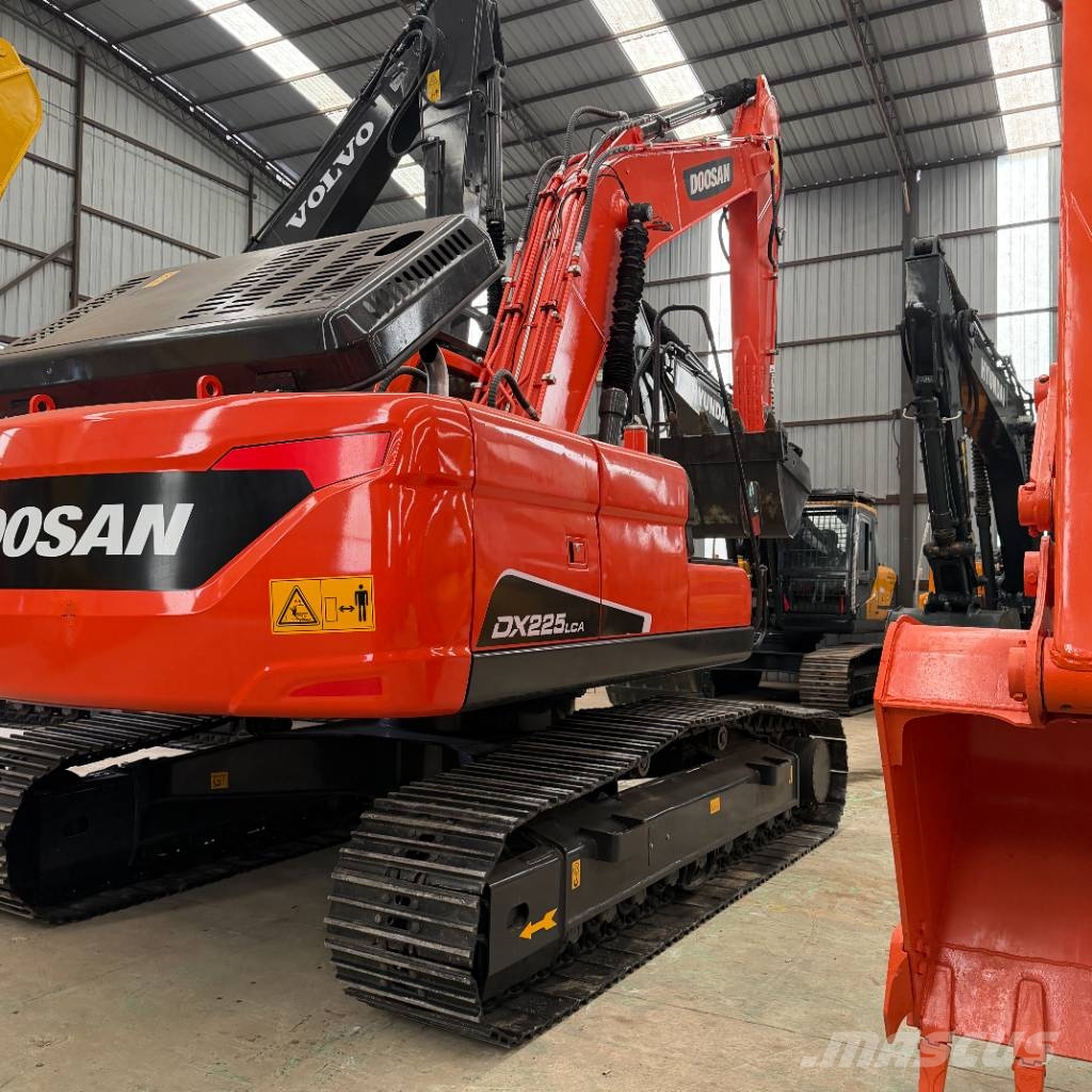 Doosan DX 225 대형 굴삭기 29톤 이상