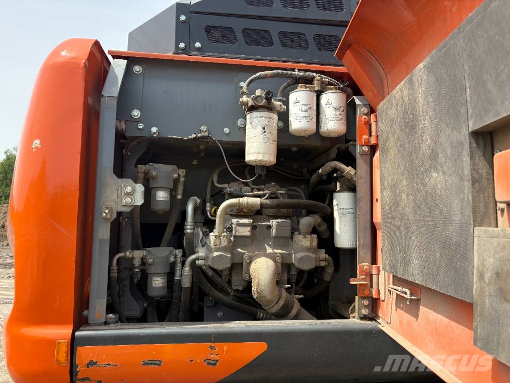 Hitachi ZX140W-6 (3 Pieces available) Pelle sur pneus