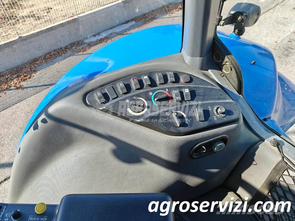 New Holland T 8040 الجرارات