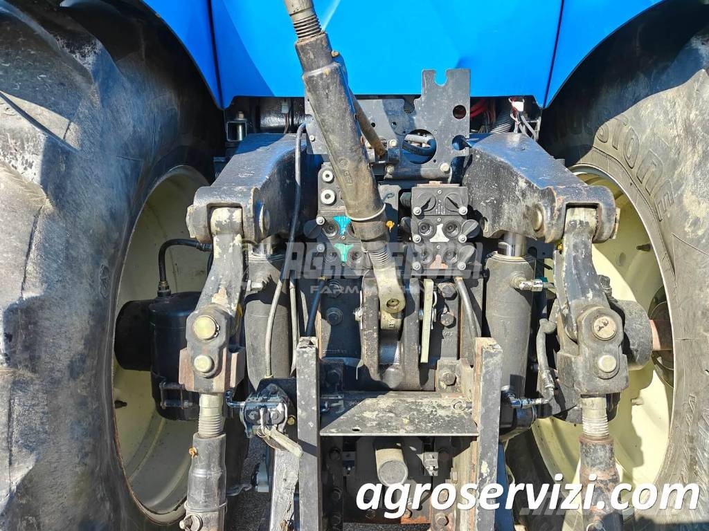 New Holland T 8040 الجرارات