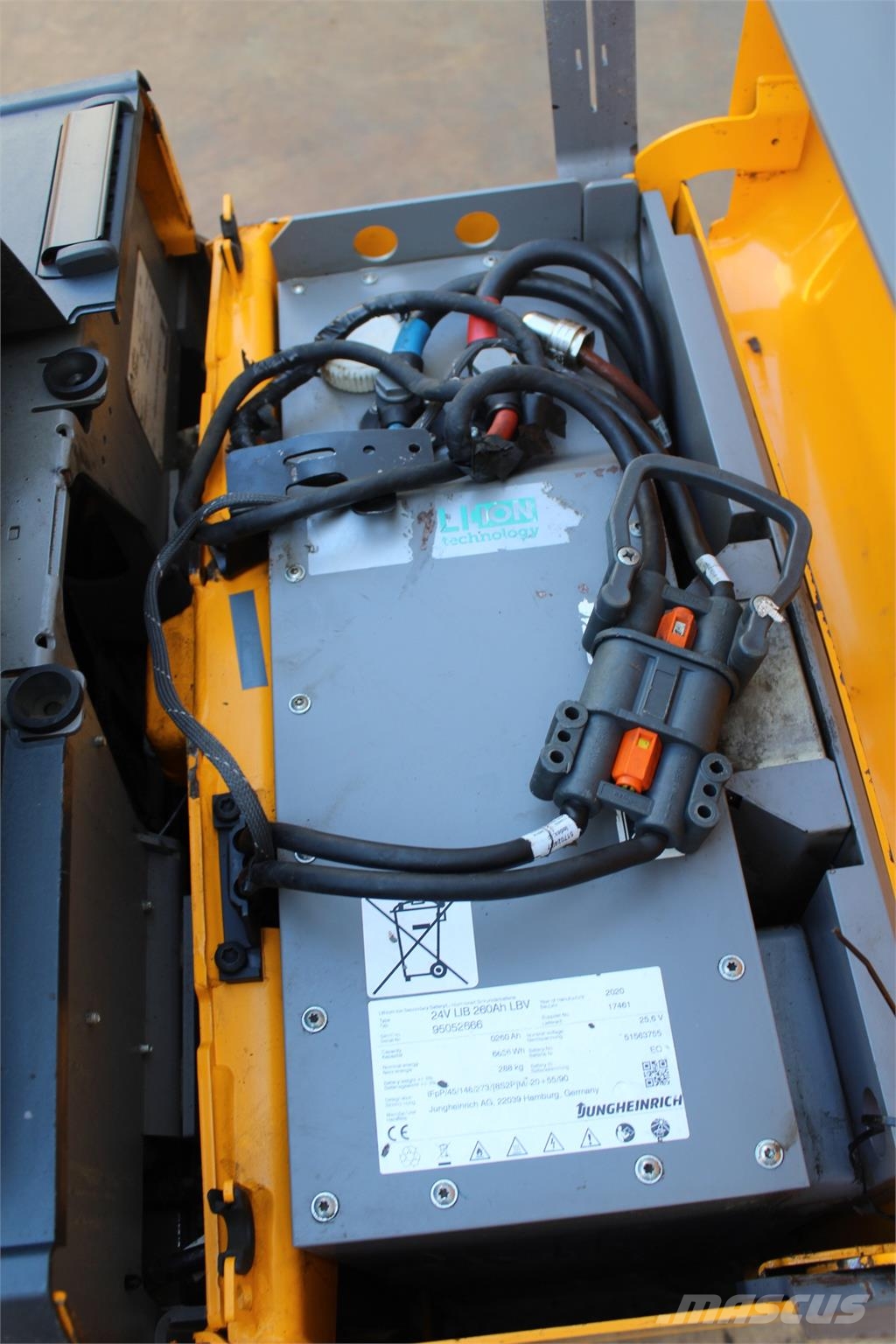 Jungheinrich ERE 225 LI-ION ローリフトとプラットフォーム