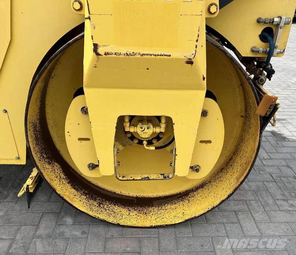 Bomag BW 151 AD-2 Двойни барабанни ролки