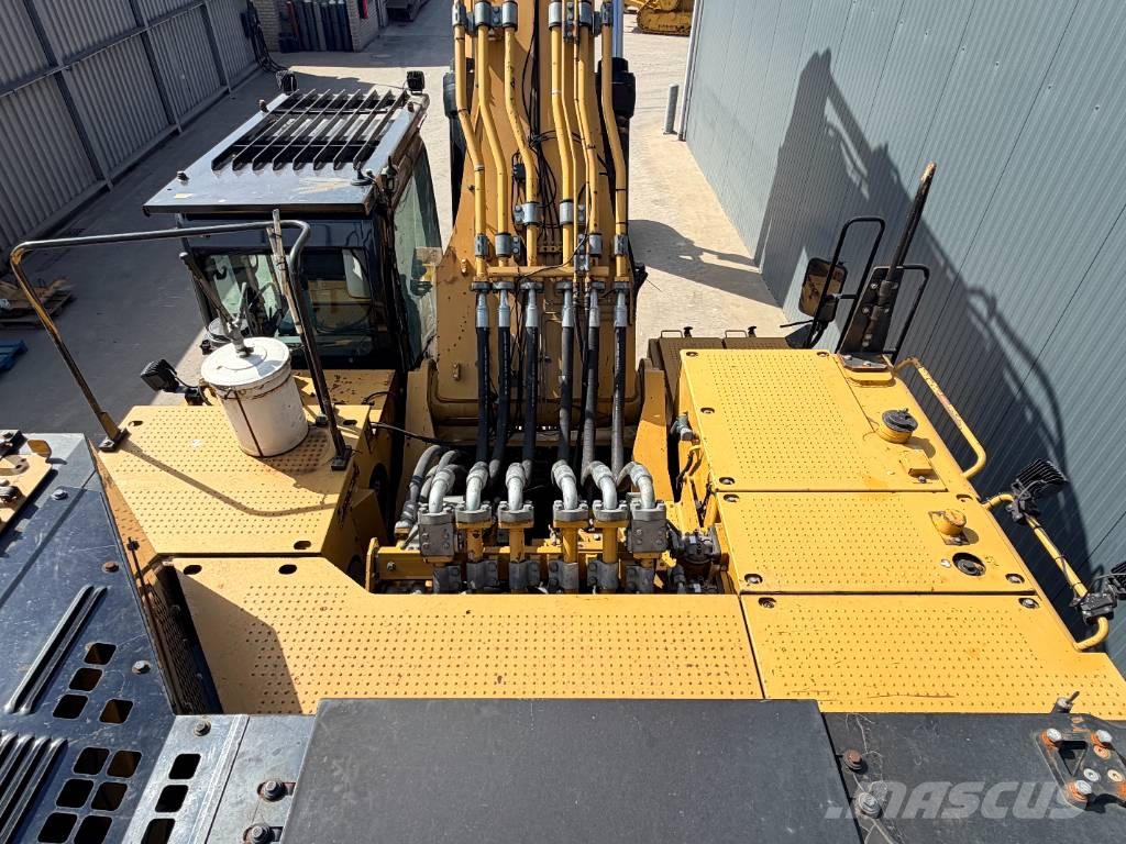 CAT 374D L Paletli ekskavatörler