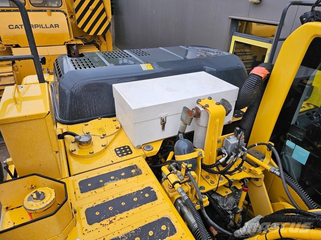 Komatsu HB215LC-2 Paletli ekskavatörler