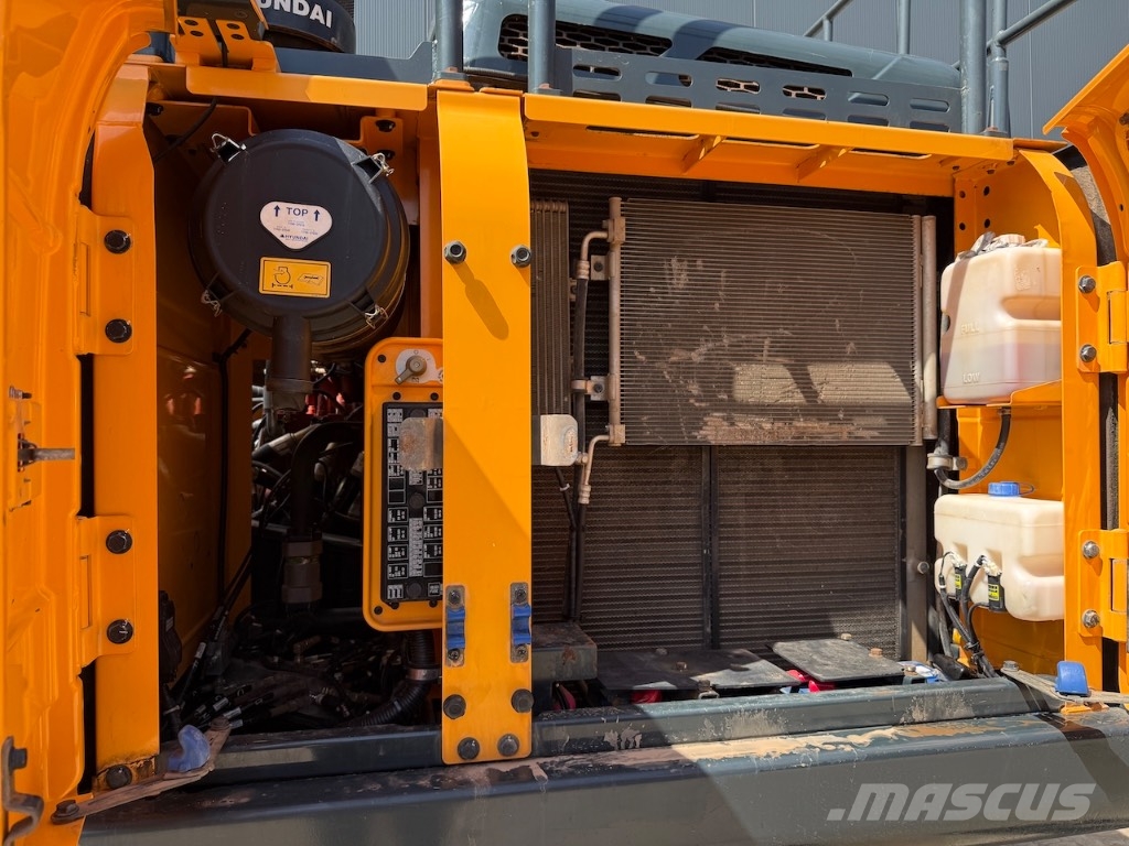 Hyundai HX 220 L - HX220L - HX 220 حفارات زحافة