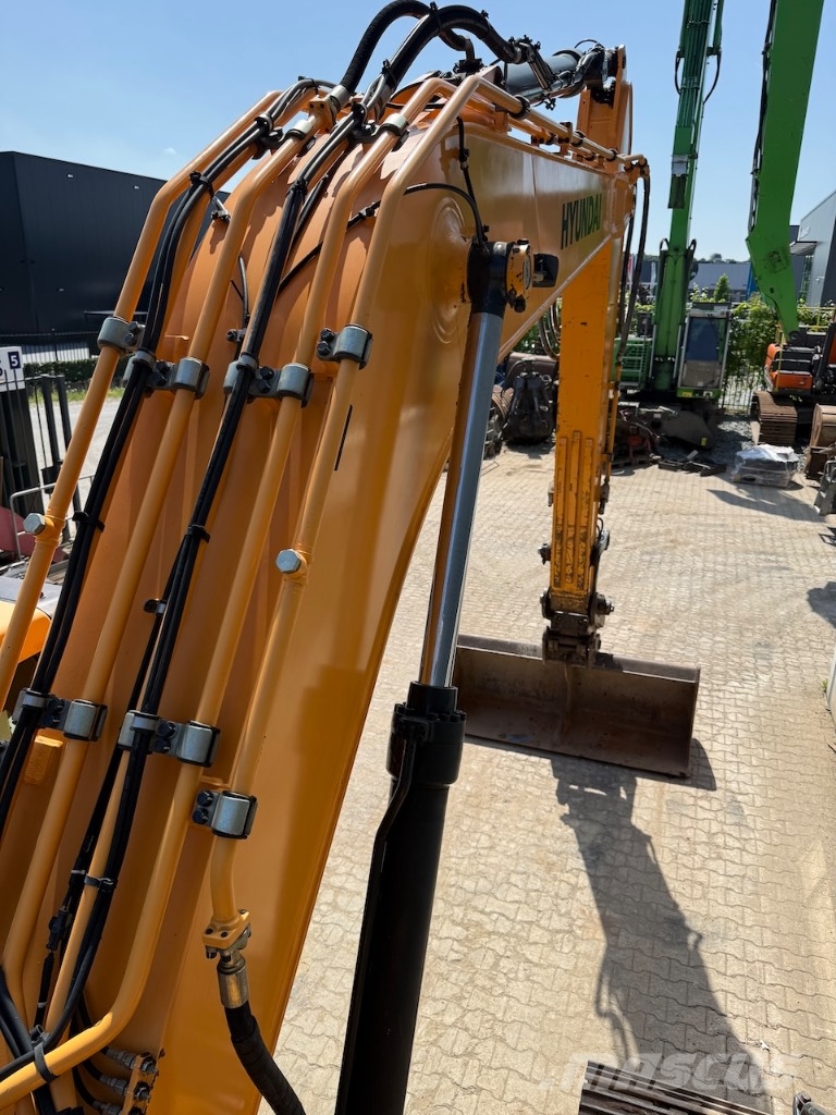Hyundai HX 220 L - HX220L - HX 220 حفارات زحافة