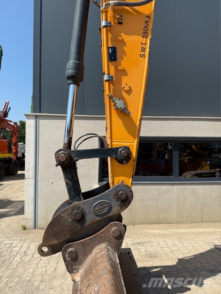 Hyundai HX 220 L - HX220L - HX 220 حفارات زحافة
