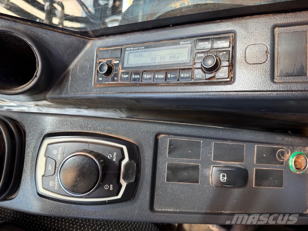 Hyundai HX 220 L - HX220L - HX 220 حفارات زحافة