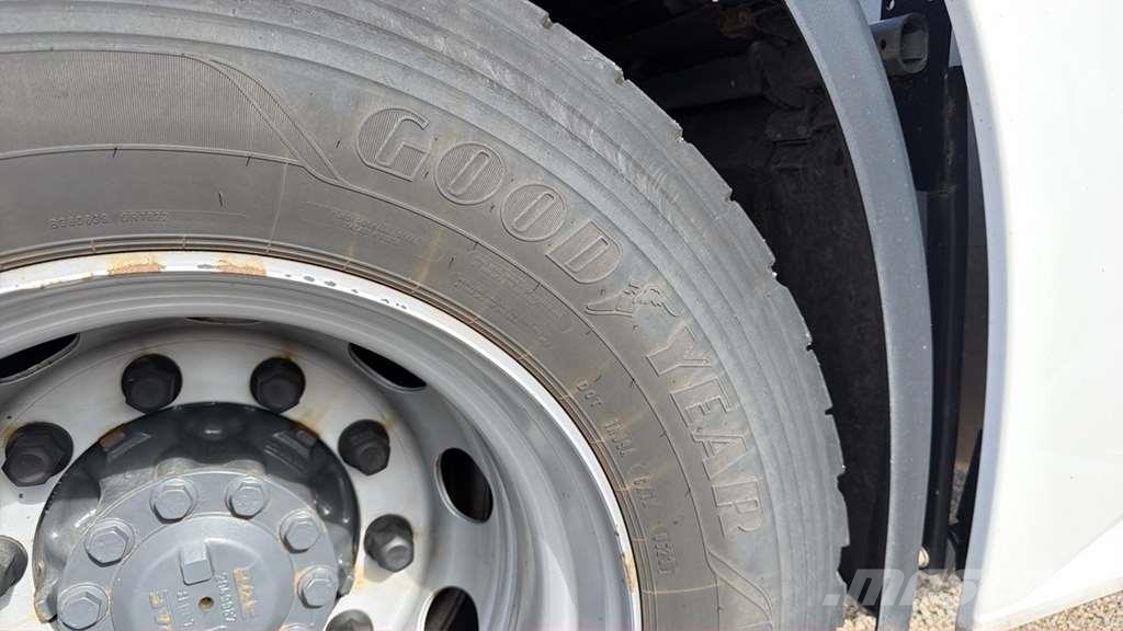 DAF XG 480FT شاحنات بمقصورة وهيكل