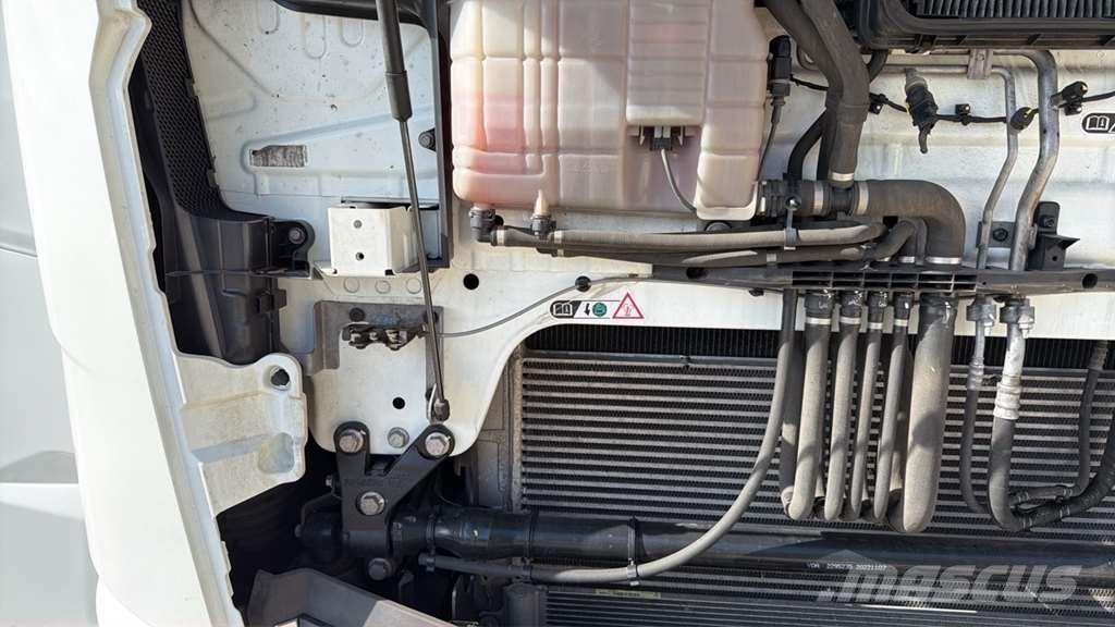 DAF XG 480FT شاحنات بمقصورة وهيكل