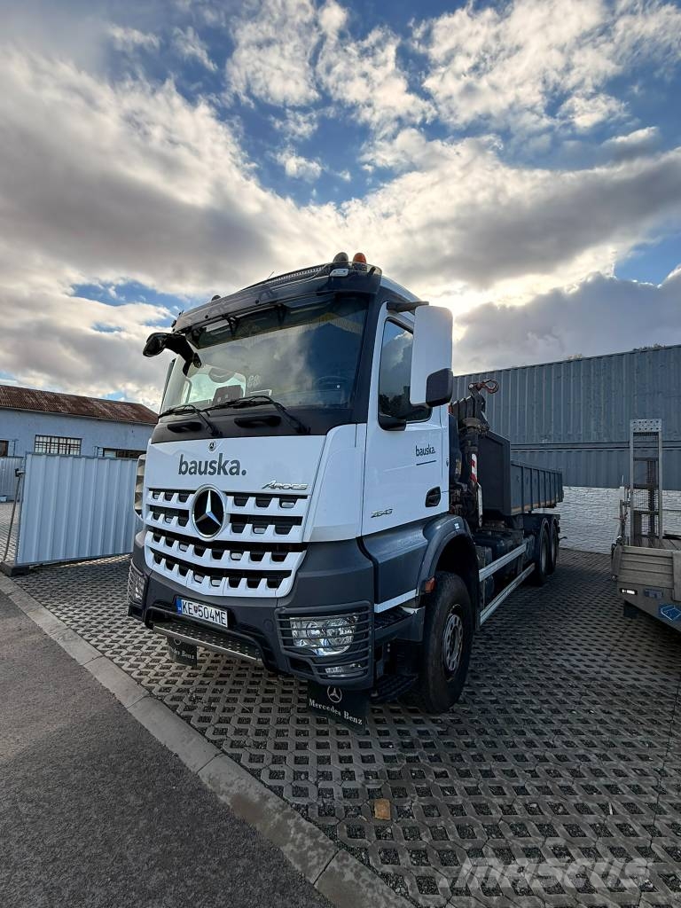 Mercedes-Benz Arocs アームロール