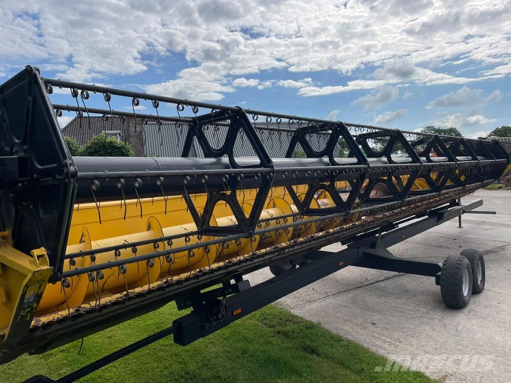 New Holland CR 9.80 CR 980 10.60 meter maaibord Airco 2800 UUR Combine harvesters