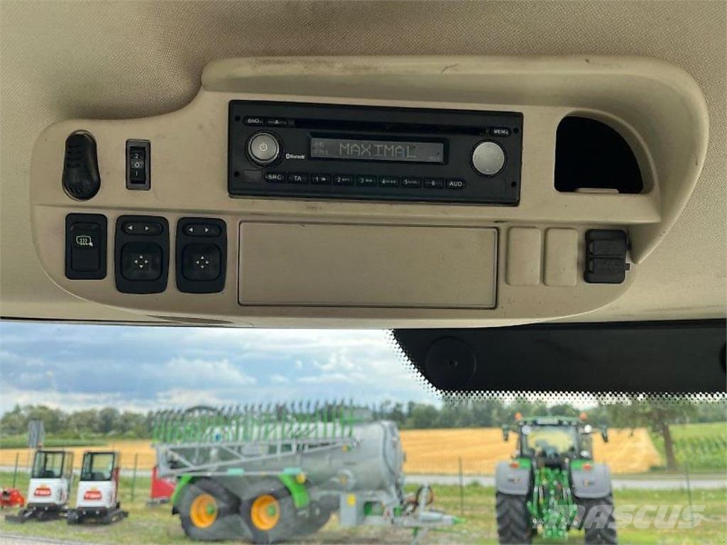 John Deere 6215R الجرارات