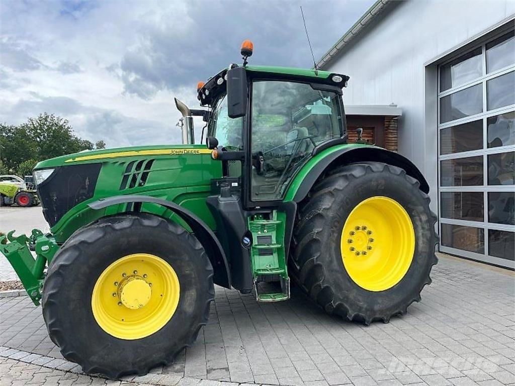 John Deere 6215R الجرارات