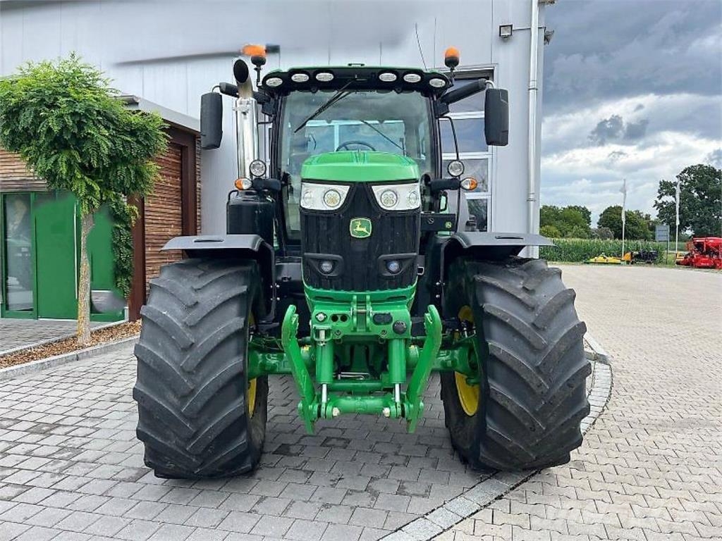 John Deere 6215R الجرارات