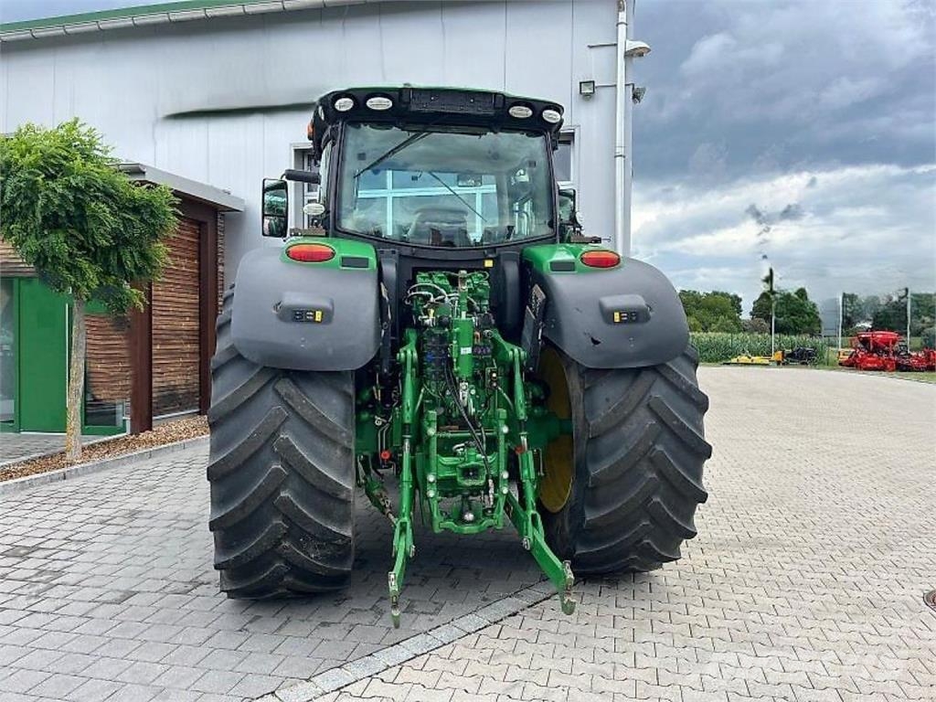 John Deere 6215R الجرارات