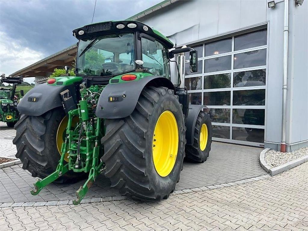 John Deere 6215R الجرارات