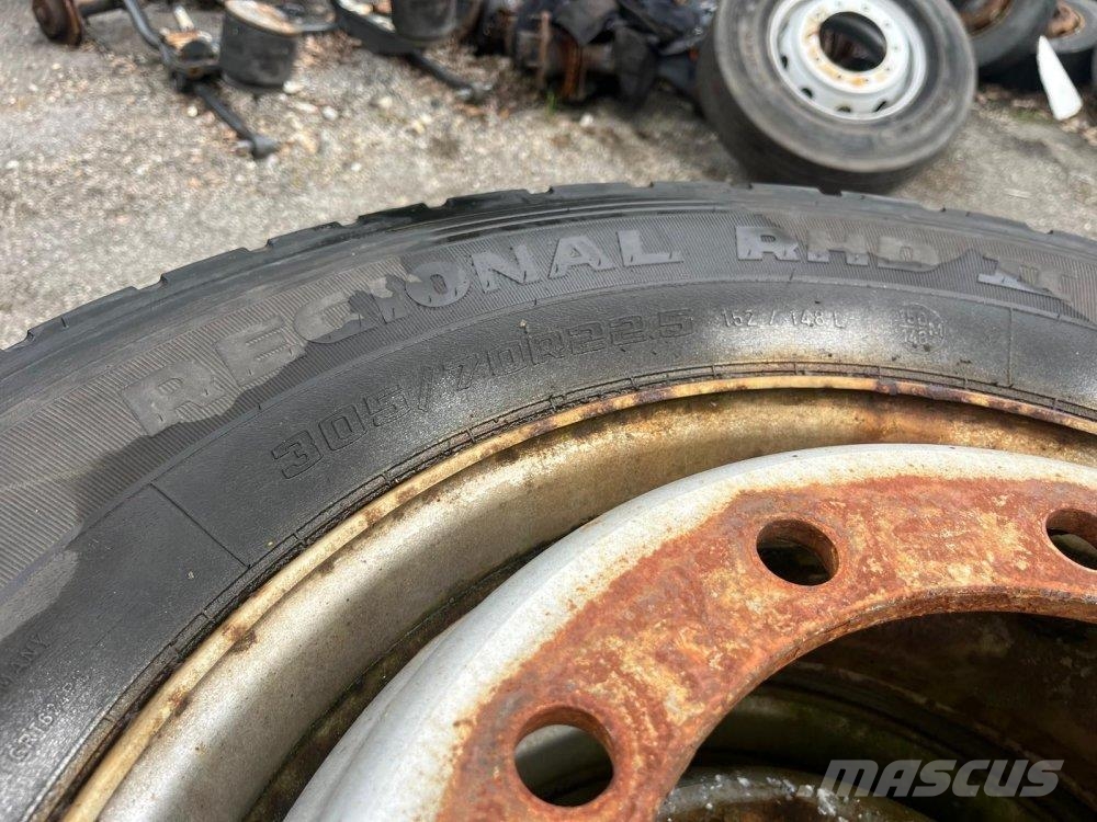  4KS PNEUMATIKA S DISKEM 305/70 R22.5 Transport Sonstige