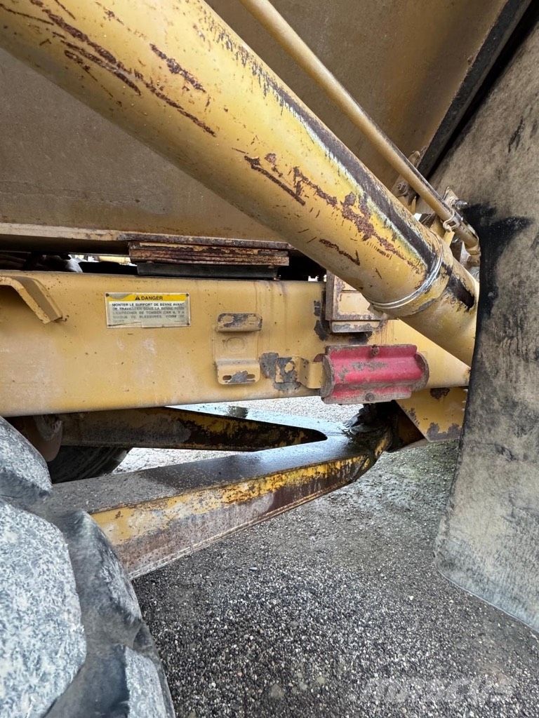 CAT 730 Dumper - Knickgelenk