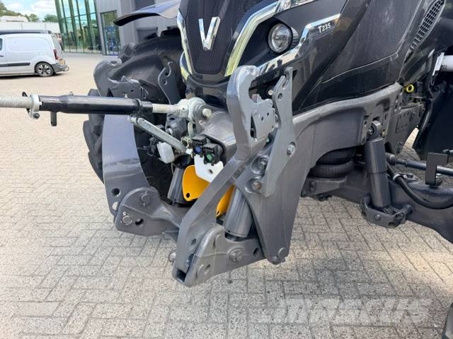 Valtra T235 direct Smart Touch Traktory