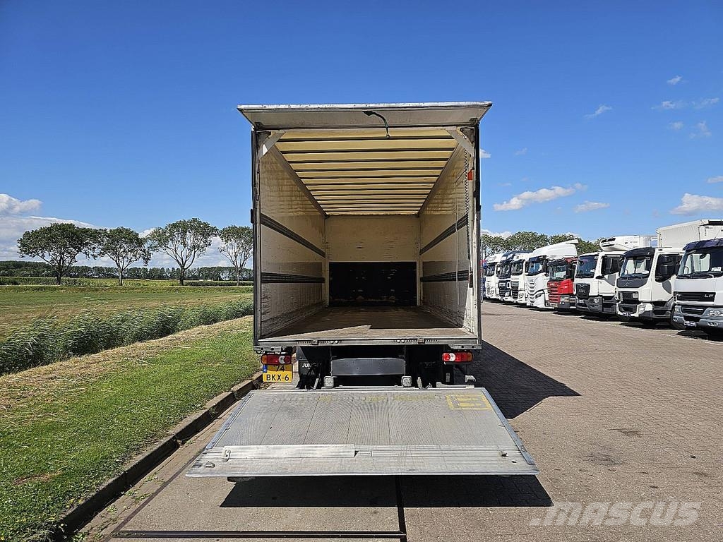 Renault D 220 Camiones caja cerrada