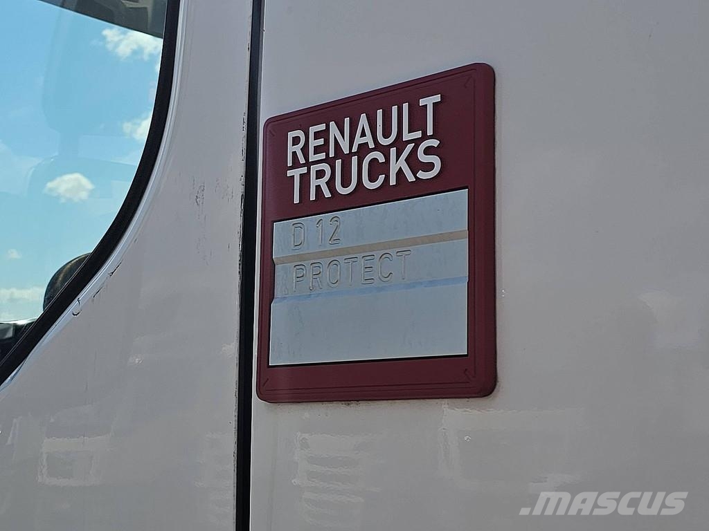 Renault D 220 Camiones caja cerrada
