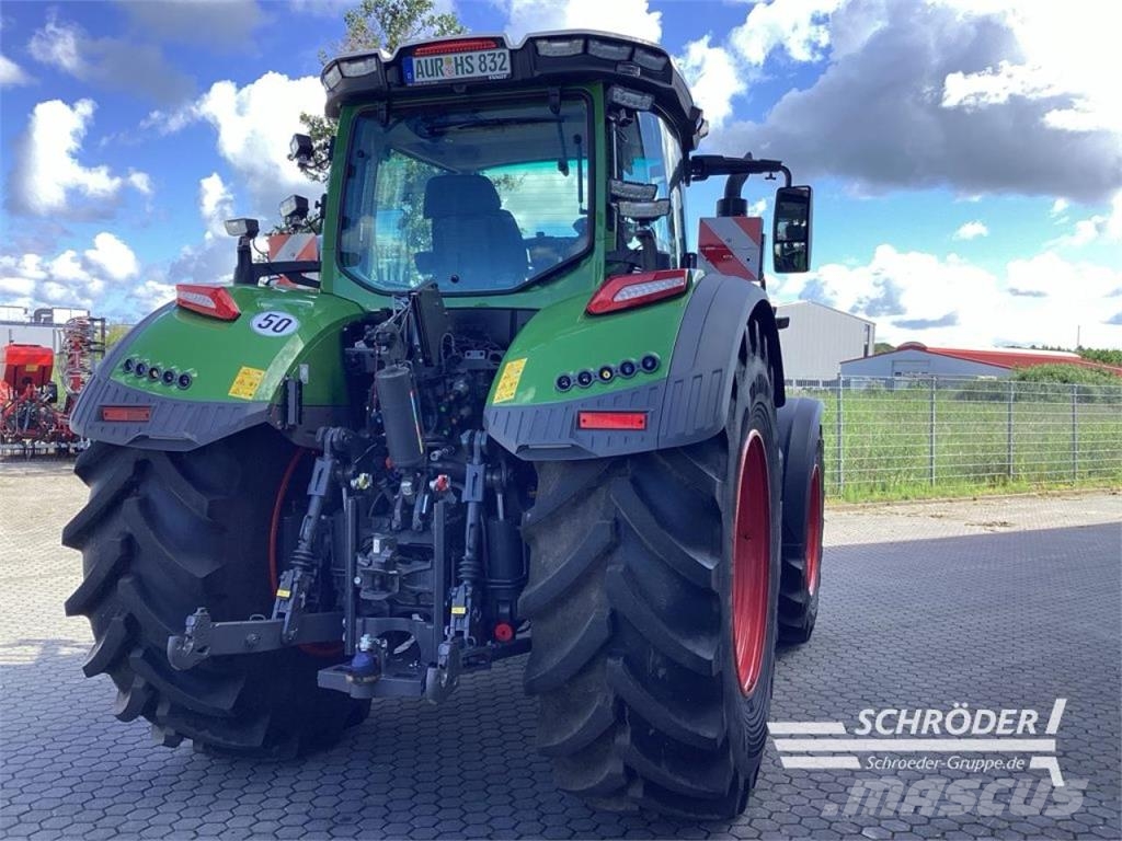Fendt 832 VARIO GEN5 PROFI PLUS Traktoren