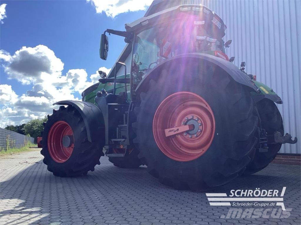 Fendt 832 VARIO GEN5 PROFI PLUS Traktoren