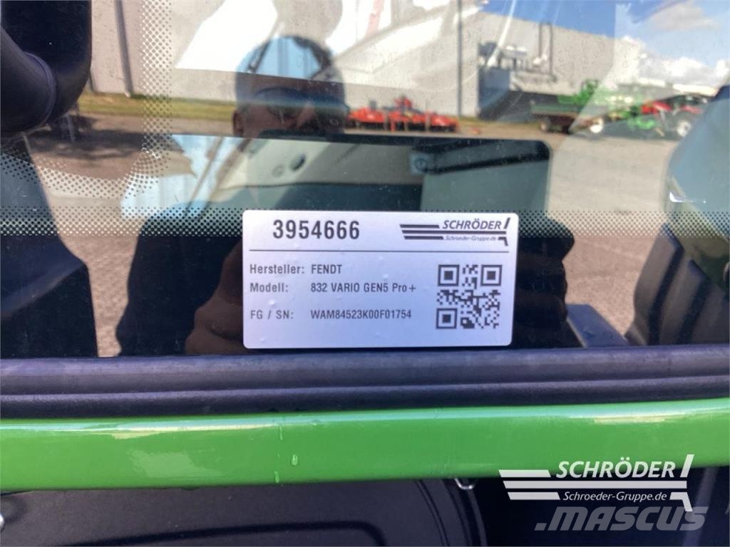 Fendt 832 VARIO GEN5 PROFI PLUS Traktoren