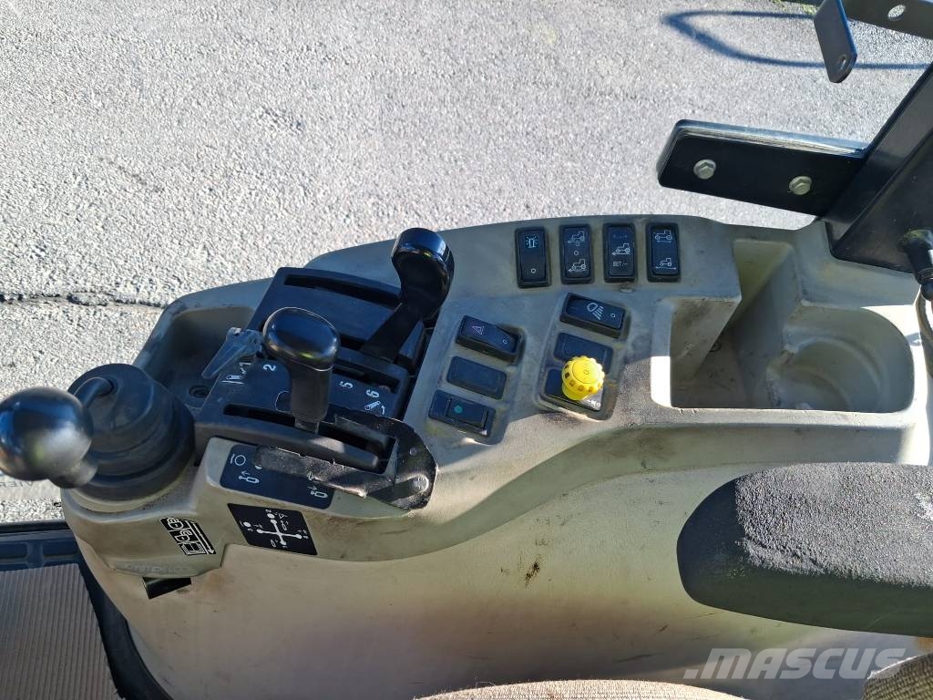 John Deere 4720 HST جرارات مدمجة