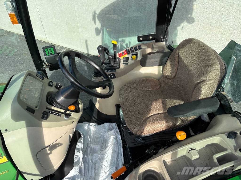 John Deere 3720 جرارات مدمجة