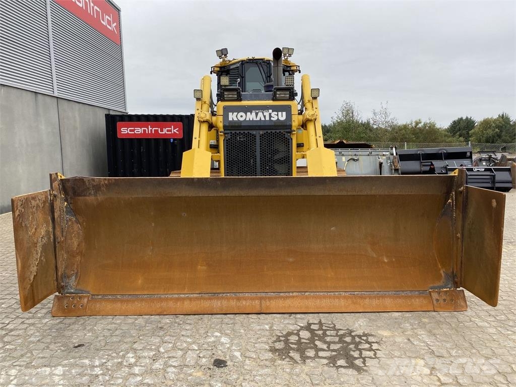 Komatsu D65PXI-18EO بلدوزرات مجنزرة