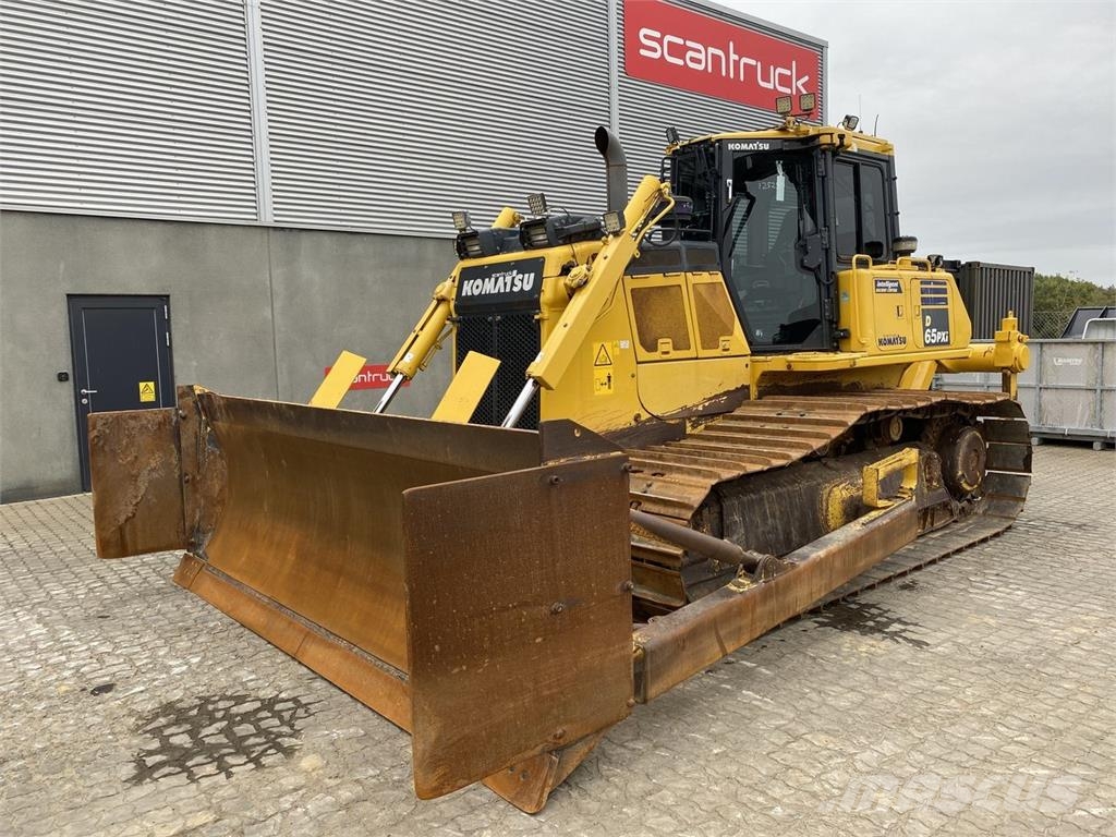Komatsu D65PXI-18EO بلدوزرات مجنزرة