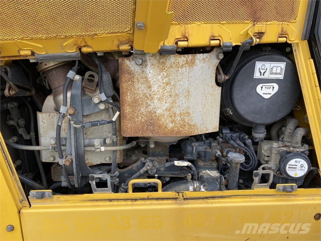 Komatsu D65PXI-18EO بلدوزرات مجنزرة
