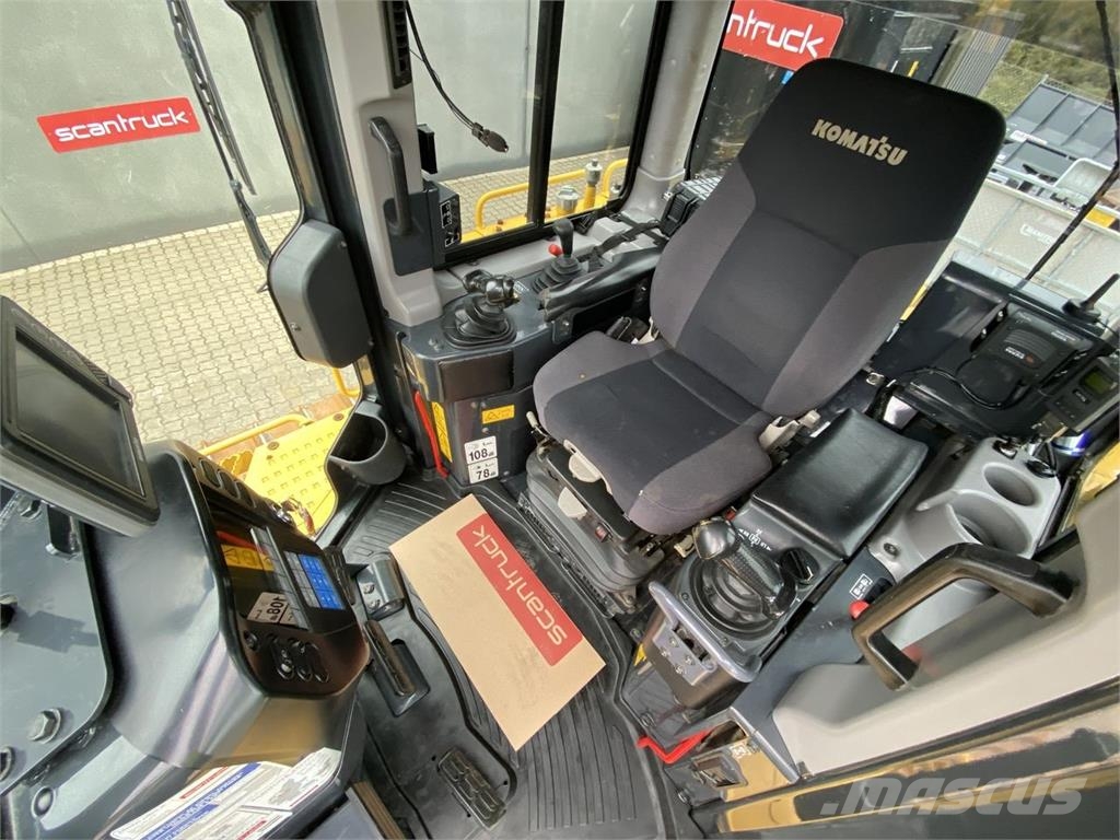 Komatsu D65PXI-18EO بلدوزرات مجنزرة