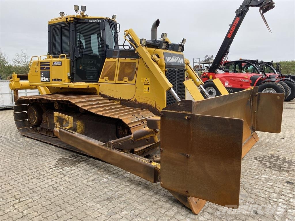Komatsu D65PXI-18EO بلدوزرات مجنزرة