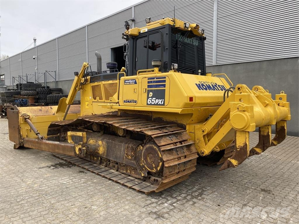 Komatsu D65PXI-18EO بلدوزرات مجنزرة
